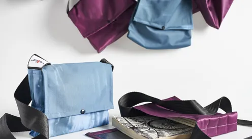 Taschen in violett und blau, genäht aus Textfahnen vergangener Ausstellungen